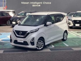 Nissan Dayz (660 Highway Star X with memory navigation pearl white)