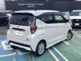 Nissan Dayz (660 Highway Star X with memory navigation pearl white)