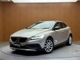 Volvo V40 Cross Country (D4 Momentum Diesel Turbo ACC Half Leather Navigation B Camera Collision Mitigation B BSM LED Luminous Sand Beige)