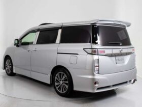 Nissan Elgrand (2.5 Rider Sunroof/Black Leather/Lane Departure Warning/Sign Detection Silver Metallic Gray)