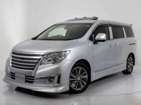 Nissan Elgrand (2.5 Rider Sunroof/Black Leather/Lane Departure Warning/Sign Detection Silver Metallic Gray)