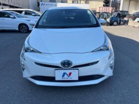 Toyota Prius (1.8 S Safety Plus 9-inch Navigation Parking Assist LED White Pearl Crystal Shine)