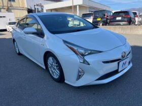 Toyota Prius (1.8 S Safety Plus 9-inch Navigation Parking Assist LED White Pearl Crystal Shine)