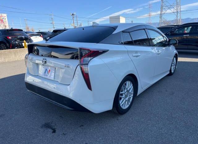 
								Toyota Prius (1.8 S Safety Plus 9-inch Navigation Parking Assist LED White Pearl Crystal Shine) full									