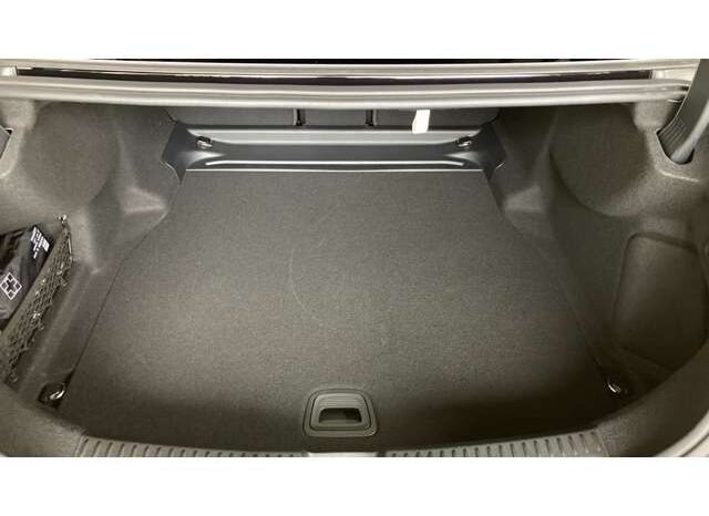 
								Mercedes-Benz E-Class (E220 d Avantgarde AMG Line Package ISG equipped model Diesel Turbo New current P Roof/Super Screen Obsidian Black) full									