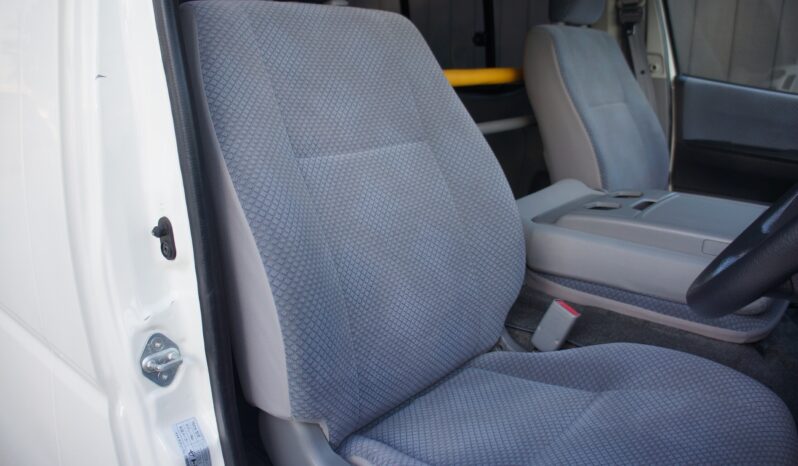 
								Toyota Hiace Commuter full									