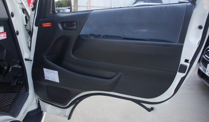 
								Toyota Hiace Commuter full									