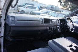 
										Toyota Hiace Commuter full									