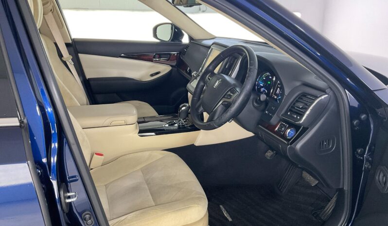 
								Toyota Crown Royal full									