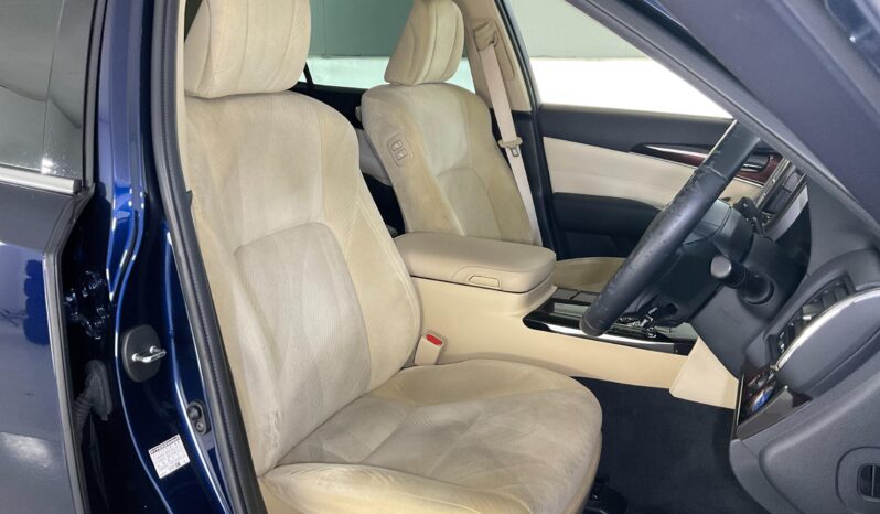 
								Toyota Crown Royal full									